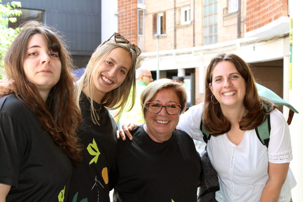 Quatre assistents a la I Festa Comunitària d'Arep, tres amb la samarreta de l'Associació.