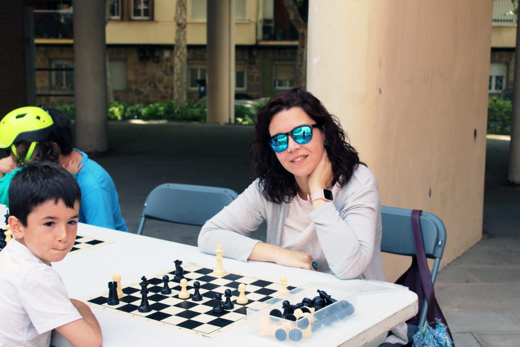 Una dona i un nen, a l'activitat d'Escacs )I Festa Comunitària d'Arep).