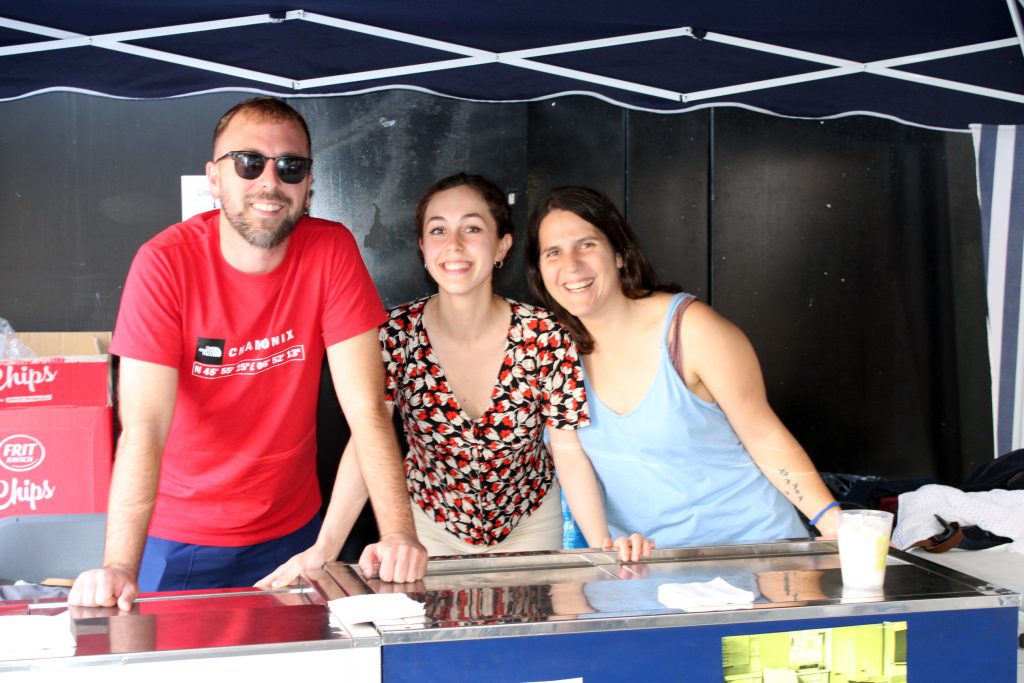 Persones voluntàries a l'estand de menjar i beguda a la I Festa Comunitària d'Arep.