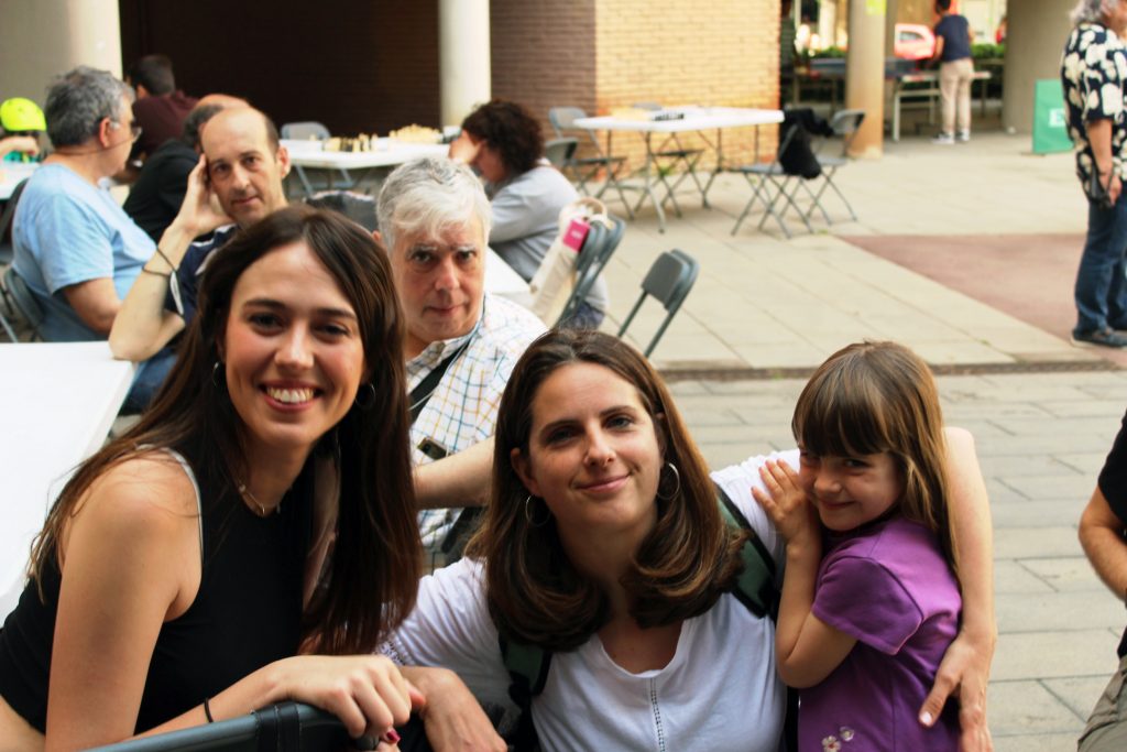 Persones usuàries i professionals d'Arep amb les seves famílies, a la I Festa Comunitària.