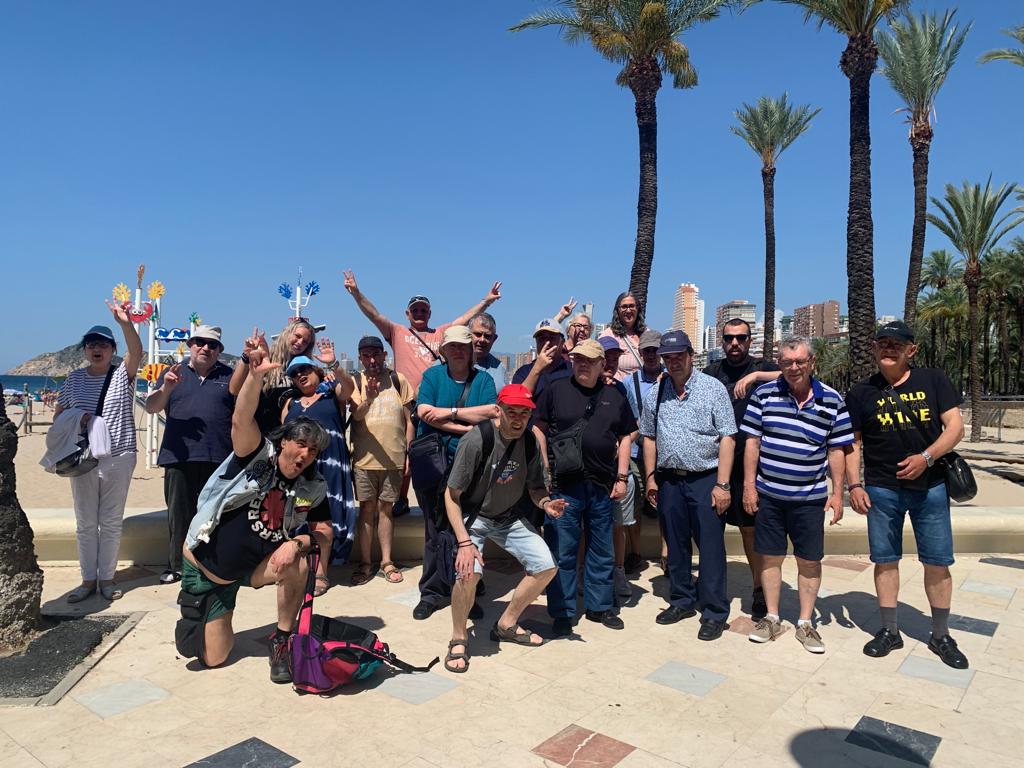 Foto de grup del Club Social Cap Endavant en un passeig amb palmeres