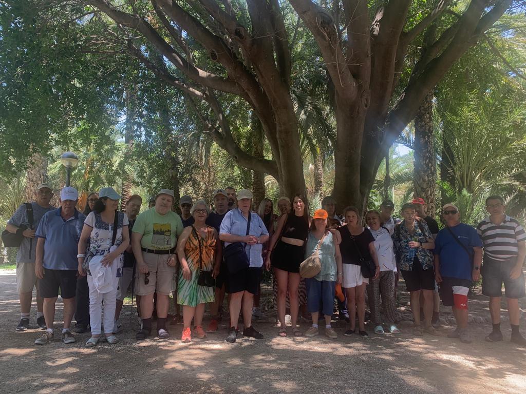 Foto de grup del Club Social Cap Endavant, de vacances d'estiu