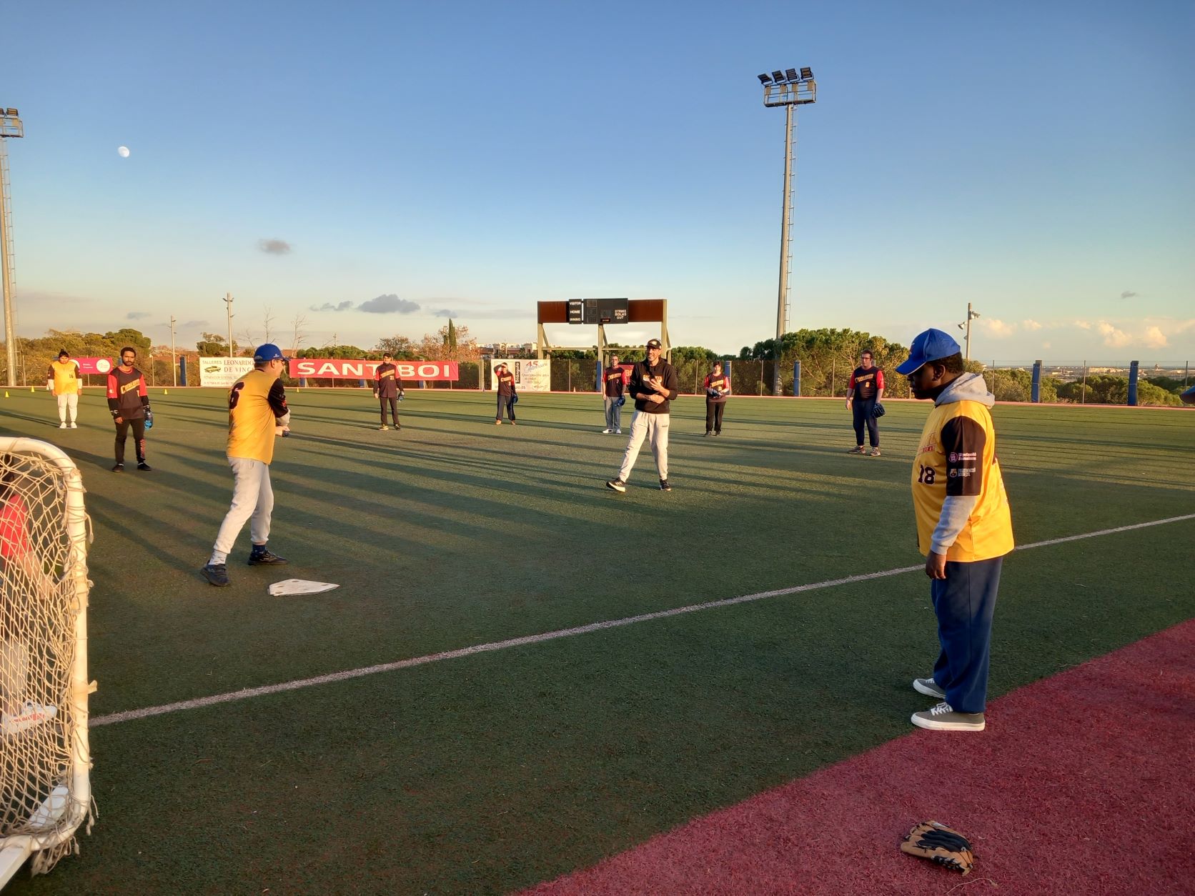 Un moment d'un partit de softbol inclusiu.