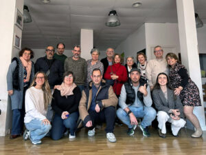 Foto de grup d'unes 20 persones de diferents edats, posades en dues files.
