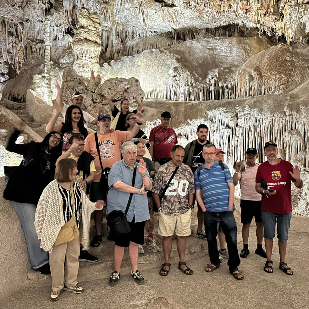 Un grup d'unes vint persones que estan visitant una cova.