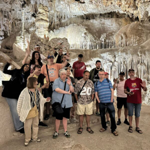 Un grup d'unes vint persones que estan visitant una cova.